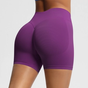 Détail du short de fitness sans couture violet à taille haute avec effet push-up fessier