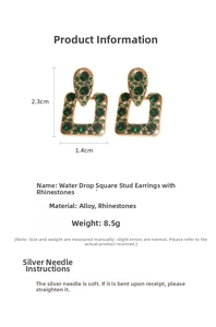 Dettaglio dimensioni degli orecchini con strass verdi che misurano 2,3 cm per 1,4 cm