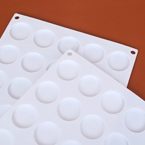 Vista ravvicinata del tappetino da forno in silicone bianco con stampi circolari