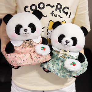 Niedliches Panda Plüschtier Set in Blumenkleidern mit kleinen Erdbeertaschen
