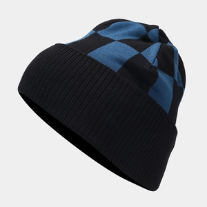 Détail du bonnet en tricot à carreaux bleu et noir avec revers côtelé pour l'hiver