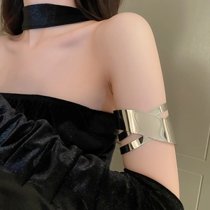 Bracciale da braccio in metallo argentato lucido con design geometrico e incrociato