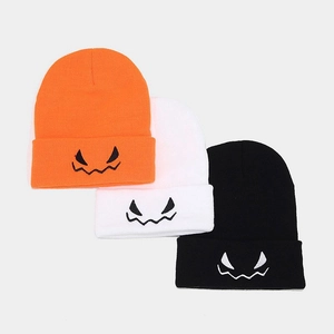 Bonnets en tricot Halloween avec broderie diable en orange, blanc et noir styles
