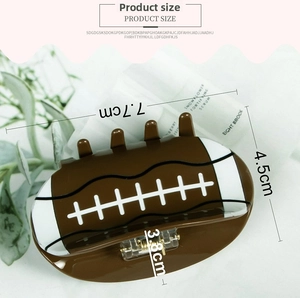 Dettaglio del fermaglio per capelli football americano con misura di 7,7 cm