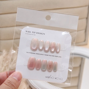 Faux ongles dégradés œil de chat rose et argent avec design marbré et fini brillant