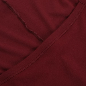Dettaglio macro dell'abito bordeaux con trama in maglia fine e cuciture dello scollo quadro
