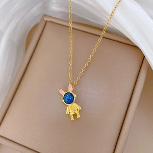 Halskette aus Titanstahl in Gold mit luxuriösem Astronauten-Hasen-Anhänger und Sternendetails
