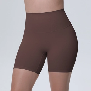 Détail du short de yoga marron café à taille haute, tissu sans couture et ceinture large