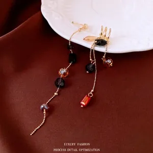 Asymmetrische Glasperlen-Ohrringe im Ethno-Stil mit Goldketten und bunten Kristallperlen