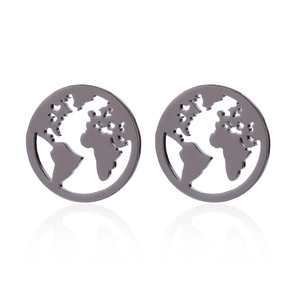 Detailansicht der schwarzen Edelstahl-Erdkarten-Ohrstecker mit hohlem Design