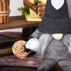 Gnomo nordico di peluche con cappello grigio e palla di neve per decorazioni festive