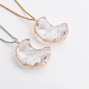 Pendentifs lune en cristal élégants avec bordure dorée sur chaînes torsadées