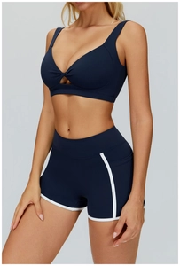Dettaglio del reggiseno sportivo blu scuro con scollo a V e design con ritagli