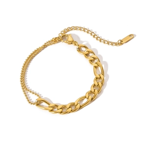 Detailansicht eines 18k vergoldeten Armbands mit Figaro-Kette, Kugelkette und Karabinerverschluss