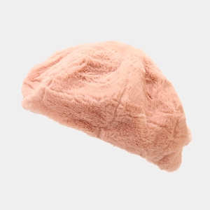 Détail d'un béret rose en peluche montrant la texture douce de la fausse fourrure