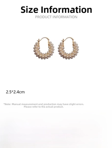Detailed size parameters of 2.5x2.4cm for the elegant gold-plated pearl hoop earrings