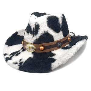 Dettaglio cappello da cowboy in pelliccia sintetica con stampa mucca e fibbia testa di toro
