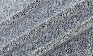 Nahaufnahme von silbernem Metallstrick mit reflektierendem Glanz und Webstruktur