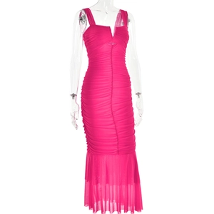 Détail de la robe rose vif à col en V froncé avec ourlet asymétrique en résille