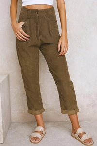 Detailansicht der Cord-Struktur und Knopfleiste dieser hoch taillierten Damen-Cordhose