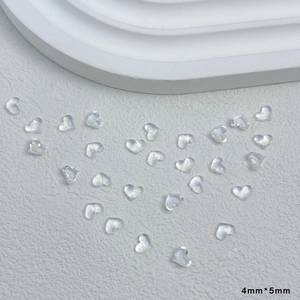 Makroaufnahme von 4x5mm klaren Harz-Herz-Nagel-Charms für 3D-Maniküre-Dekoration
