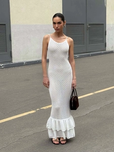 Ärmelloses weißes Strick-Maxikleid mit eleganten Ausschnitten und Meerjungfrau-Rüschensaum