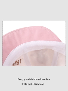 Detailaufnahme der rosa Baby-Kappe mit feiner Baumwolltextur und sauberer Naht