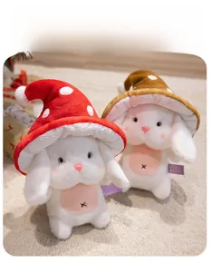 Détails de lapins en peluche avec chapeaux de champignons et texture douce blanche