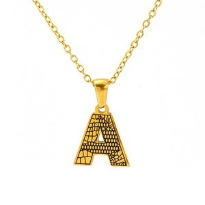 Collier en acier titane doré avec pendentif lettre A arborant une texture de cuir animal