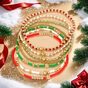 Detail eines mehrlagigen Perlenarmband-Sets mit roten, grünen und weißen Perlen im Weihnachtsthema