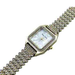 Montre à quartz dorée pour femme avec cadran rectangulaire et bracelet serti de strass