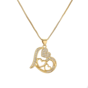 Elegante goldene Herz-Halskette mit Mikro-Zirkonia-Besatz vor weißem Hintergrund