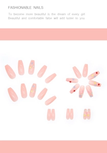 Vue macro d'ongles longs coffin avec motifs floraux 3D colorés et ornements brillants