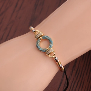 Modisches verstellbares Zirkon-Perlenarmband mit dreifarbigen Metallperlen auf Holzgrund