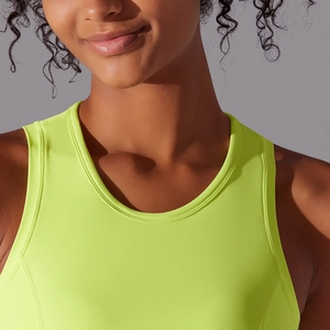 Détail du haut de sport vert néon avec tissu en nylon de qualité et coutures renforcées