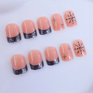 Faux ongles courts carrés French avec paillettes noires et motifs de flocons