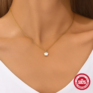 Collier élégant en argent S925 doré avec pendentif fleur en nacre sur un mannequin