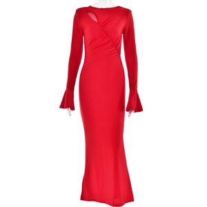 Detalle de vestido largo rojo con mangas acampanadas y elegante escote con abertura
