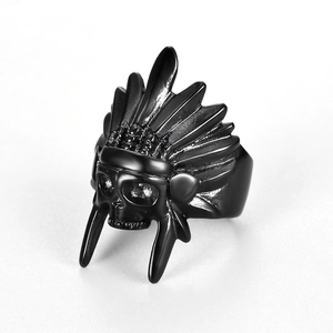 Detailaufnahme des schwarzen Edelstahlrings mit Indianer-Häuptling-Totenkopf-Design