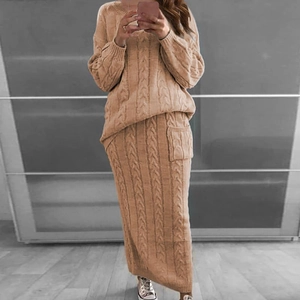 Détail de la maille torsadée sur l'ensemble deux pièces pull et jupe camel