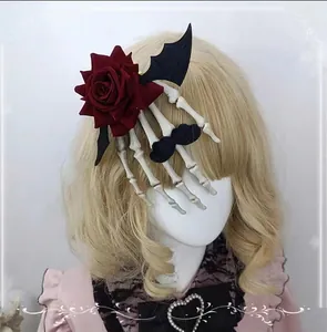 Détail de la pince à cheveux gothique d'Halloween avec rose rouge et main de squelette