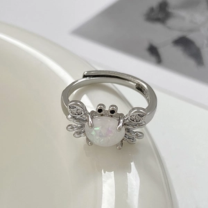 Anillo de cangrejo ajustable de plata con ópalo blanco y circonitas brillantes