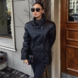 Détail de la veste en similicuir à col montant avec double boutonnage et cordon à la taille