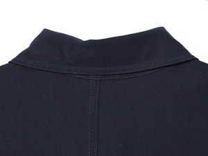 Gros plan du col de la robe chemise bleu marine avec double couture en sergé précis