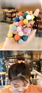 Dettaglio di elastici per capelli colorati con pompon e stelle in resina morbida