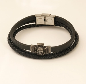 Detail der Edelstahlschließe und Totenkopfkreuz am doppellagigen Lederarmband für Herren