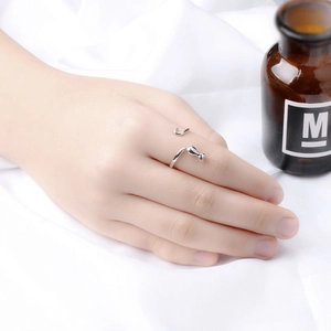 Nahaufnahme eines verstellbaren Katzenrings aus Silber mit Mondmotiv am Finger