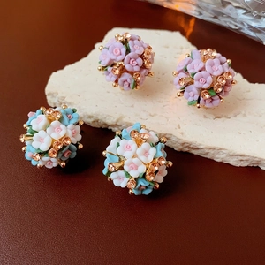 Blumen-Ohrstecker mit rosa und blauen Harzblumen und champagnerfarbenen Strasssteinen