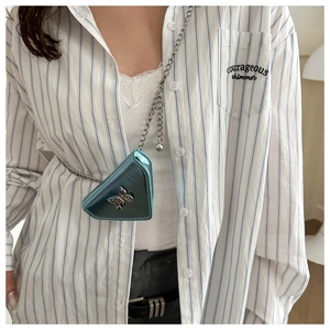 Détail du sac bandoulière triangle bleu sarcelle métallisé avec fermoir papillon argenté