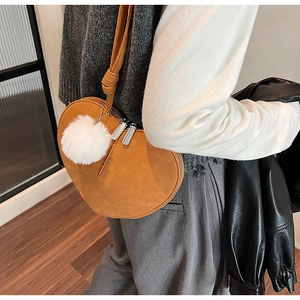 Braune matte Wildleder Umhängetasche in Herzform mit weißem Pelzball Anhänger